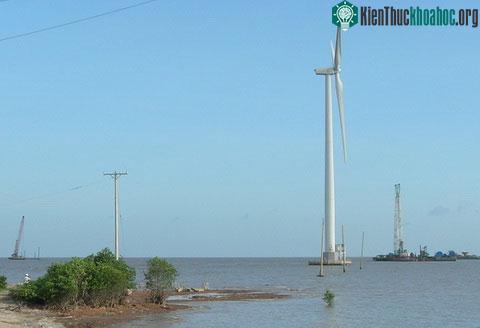 Các tua bin của dự án điện gió đầu tiên ở miền Tây được lắp đặt trên biển. (Ảnh: Thiên Phước)