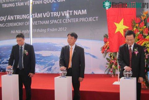 Đại diện của Việt Nam ấn nút chính thức khởi công Trung tâm vũ trụ Việt Nam. Từ trái qua phải: ông Châu Văn Minh cùng hai Thứ trưởng Bộ Khoa học Công nghệ Nguyễn Văn Lạng và Lê Đình Tiến.