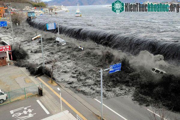 Sóng thần đổ bộ vào một tuyến phố ở thành phố Miyako, Iwate, Nhật Bản, một năm trước.