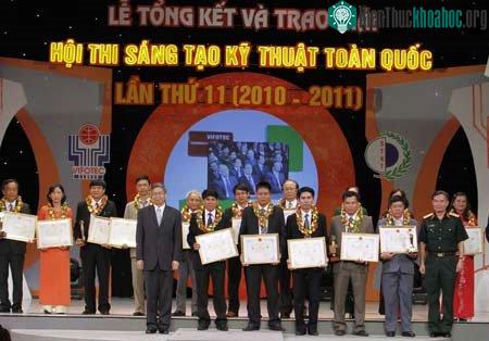 Các tác giả nhận giải thưởng tại lễ trao giải. (Ảnh: Như Ý)