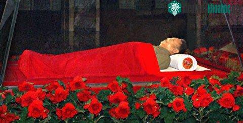 Thi hài ông Kim Jong-il đặt tại Cung tưởng niệm Kumsusan trong những ngày quốc tang. (Ảnh: AFP)