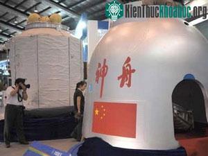 Mô hình module tàu vũ trụ chở người đầu tiên của Trung Quốc Shenzhou-7.