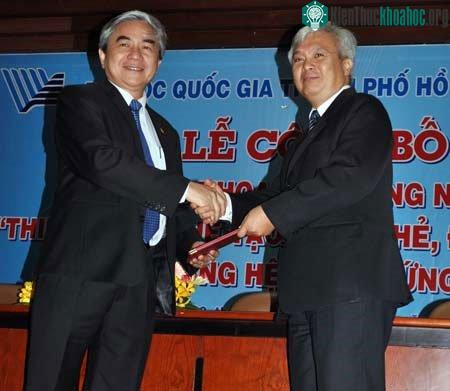 Bộ trưởng Bộ KH-CN Nguyễn Quân (trái) trao Quyết định dự án cho Giám đốc Đại học Quốc gia TP.HCM. (Ảnh: Thái Ngọc)