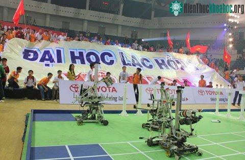 Khán giả cổ vũ nhiệt tình cho đội Robocon Lạc Hồng trong đêm chung kết. (Ảnh: AT&T)