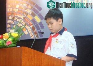 Em Huỳnh Minh Hiếu đang đọc lại bức thư đoạt giải nhất UPU 40 của mình.