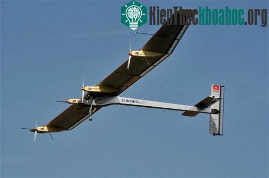 Máy bay năng lượng mặt trời sẵn sàng cất cánh ảnh 0