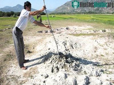 Bùn phun trào ở Ninh Thuận.