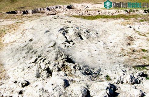 Bùn phun trào trên cánh đồng Ninh Thuận. Ảnh: Sơn Ninh.