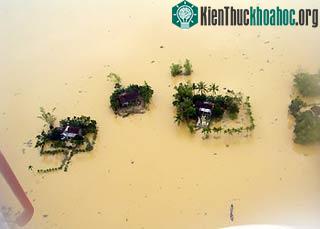 Hình ảnh miền Trung trong cơn lũ.