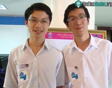 Hai tác giả vui mừng bên giải đặc biệt. (Ảnh Bích Ngọc)