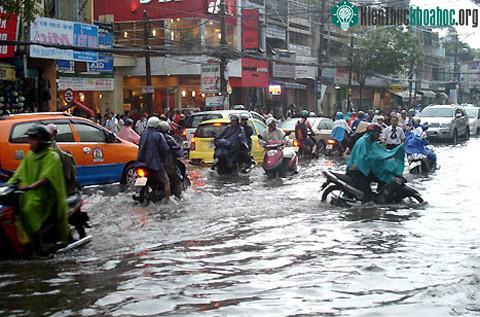 Triều cường gây ngập ở TP HCM. Khi biến đổi khí hậu tăng, dự kiến mực nước biển dâng lên gây ảnh hưởng đến các vùng duyên hải.