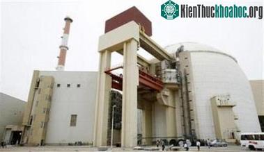 Bên ngoài nhà máy điện hạt nhân Bushehr