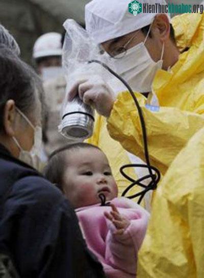 Em bé này đang được đo mức độ nhiễm xạ - Ảnh: AFP