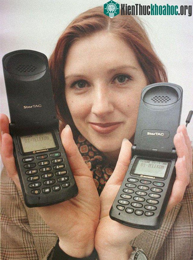 Motorola StarTAC là chiếc điện thoại di động cá nhân đầu tiên