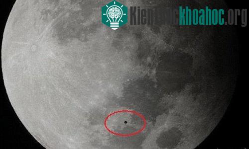 Vật thể lạ màu đen trong ảnh chụp của Luis G. Verdiales. (Ảnh: Space Weather).
