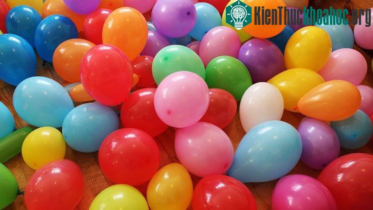 Bóng bay chúng ta tự thổi bằng hơi của mình hoặc dùng bơm xe để bơm thì nó an toàn.
