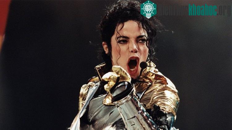 Huyền thoại Micheal Jackson với mái tóc xoăn đặc trưng.