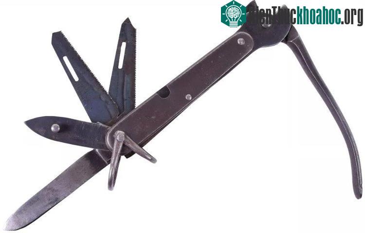 Một con dao thoát hiểm đa năng với 3 lưỡi cưa để cắt từ lốp xe tới dây thép gai.