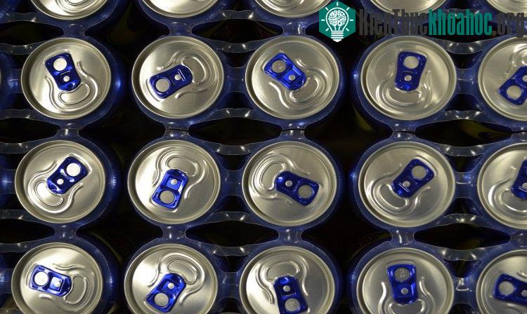 Uống trực tiếp nước từ lon là thói quen có hại có sức khỏe.