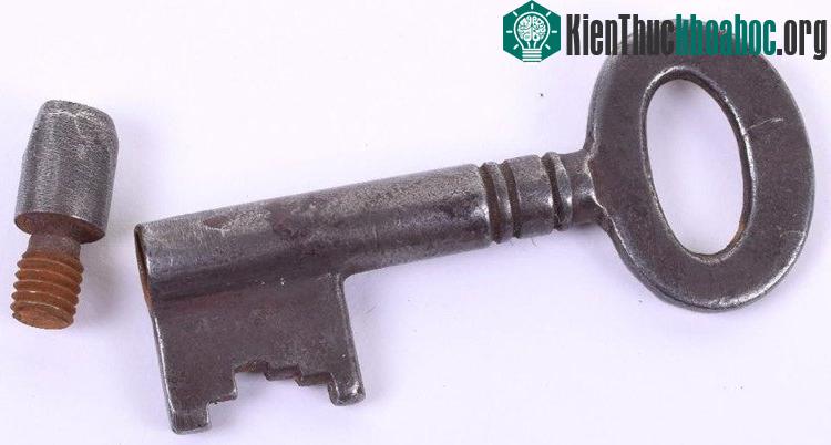 Một chiếc chìa khóa cửa bình thường nhưng bên trong có ngăn chứa thuốc độc bí mật.