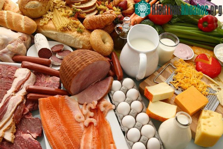 Thức ăn hay gây dị ứng là lạc, hạnh nhân, cá, hải sản, trứng (đặc biệt lòng trắng trứng), sữa...