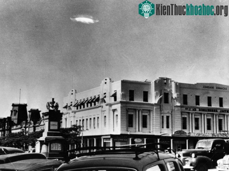 Hình ảnh được cho là UFO xuất hiện trên bầu trời.