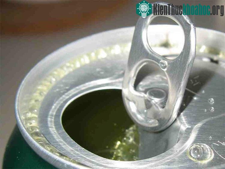 Nên sử dụng ống hút hoặc rót ra cốc sạch để tránh việc tiếp xúc trực tiếp vi khuẩn từ miệng.