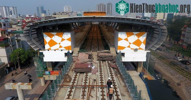 Mặt đường tàu được lắp đặt 2 làn ray cho 2 tàu chạy ngược chiều nhau. Ray tàu có khổ 1,435m.