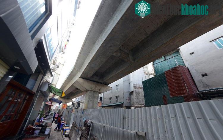 Khoảng cách tối thiểu từ đường tàu tới nhà dân khoảng hơn 2m.