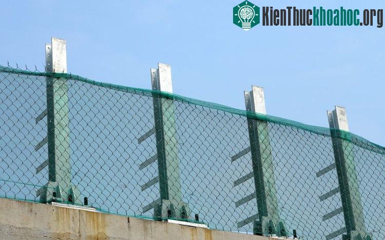 Hệ thống barie và lưới bảo vệ cao hơn 1m đang lắp đặt, chạy dọc 2 bên đường tàu.