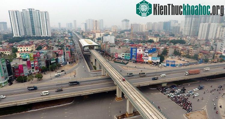 Điểm giao cắt lớn nhất của tuyến là đoạn qua ngã tư Nguyễn Trãi - Khuất Duy Tiến - Nguyễn Xiển