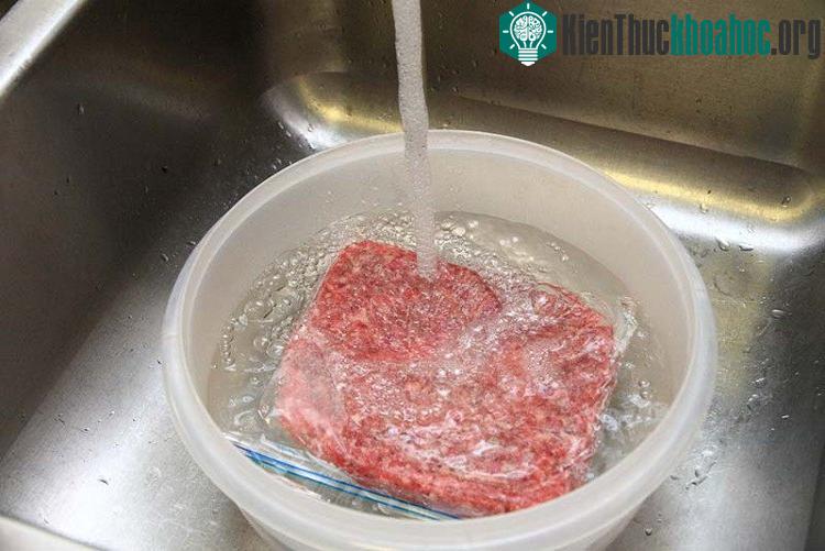 Bộ Y tế và Dịch vụ Con người Mỹ khuyến cáo mọi người tốt nhất nên rã đông thịt sống bằng cách đặt xuống ngăn mát tủ lạnh hoặc ngâm trong nước lạnh. (Ảnh minh họa).