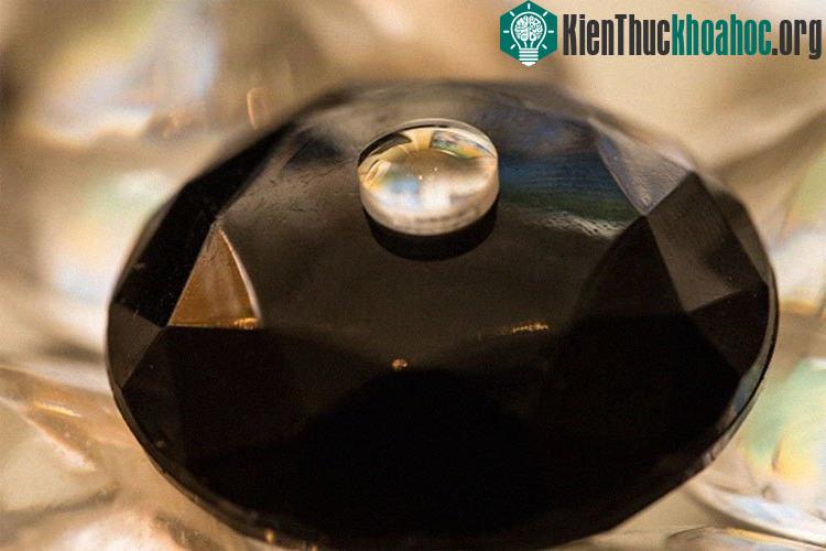 Tinh thể kim cương có thể thay thế tinh thể sapphire vì nó ít giòn hơn và dễ uốn cong hơn.