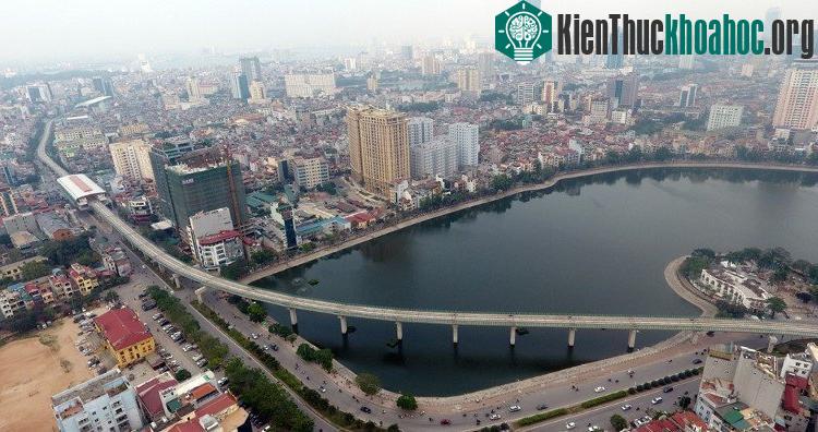 Sau khi xuất phát từ ga Cát Linh, tàu sẽ chạy dọc phố Hào Nam, vào ga La Thành, sau đó vòng qua phía trên hồ Hoàng Cầu.