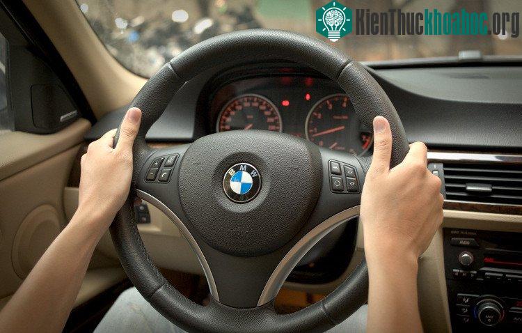 Lốp xe cũng có thể dễ dàng bị nổ chỉ một lý do đơn giản là trong một pha cua gấp ở tốc độ cao.