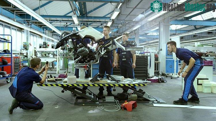 Chiếc moto này trông rất bóng bảy, nam tính và thật sự rất "cool ngầu"
