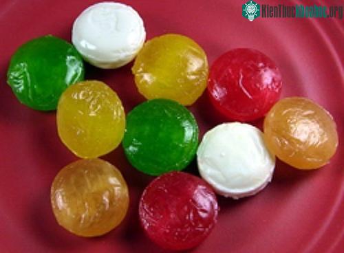 Ngậm cho thuốc tan từ từ, tránh nhai viên thuốc.