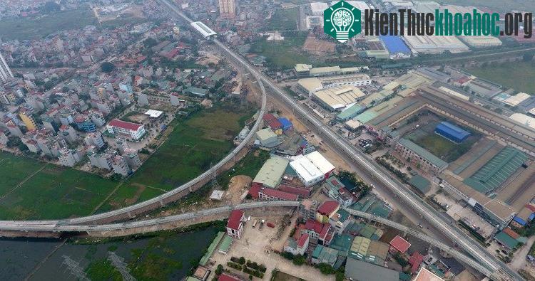Khi qua khu vực Ba La, tàu sẽ vào ga Văn Khê, sau đó gặp đường rẽ tránh tàu, chờ tàu trước khi về ga cuối Yên Nghĩa.