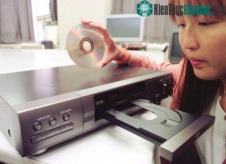 Đầu năm 1997, các sản phẩm DVD lần đầu xâm nhập thị trường Mỹ.