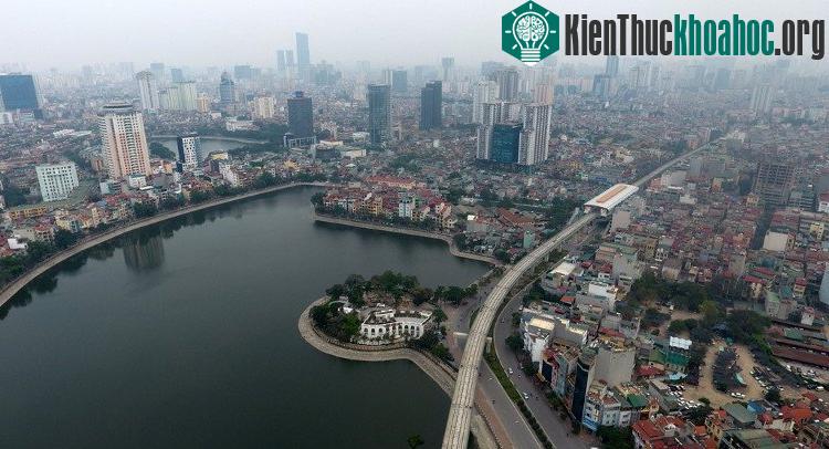 Tuyến đường rẽ vào phố Hoàng Cầu, đón trả khách tại ga Thái Hà. Trung bình mỗi ga cách nhau khoảng 1km.