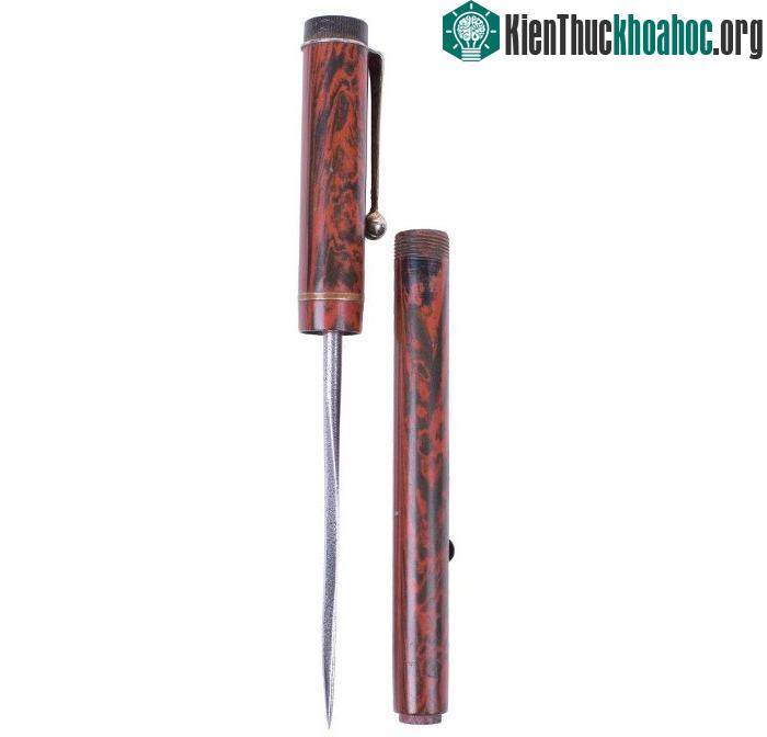 Trông bề ngoài đây giống một cây bút mực nhưng bên trong chứa một cây kim chết người tẩm thuốc độc.