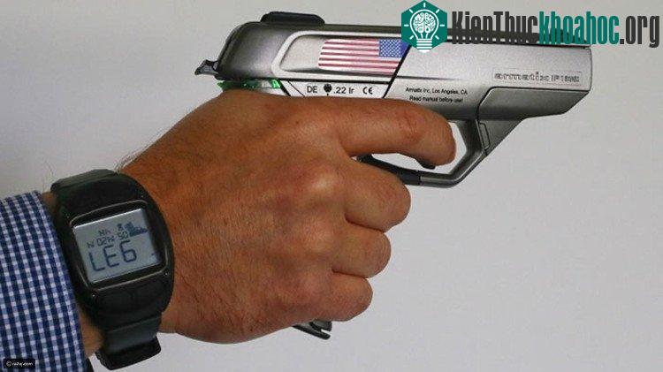 Chiếc đồng hồ có thể nhanh chóng khóa an toàn súng từ xa.