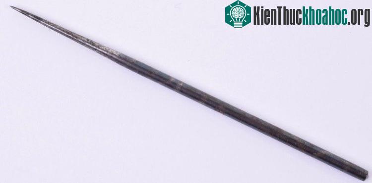 Một gậy sắt vừa tay vót nhọn đầu cất trong áo khoác.