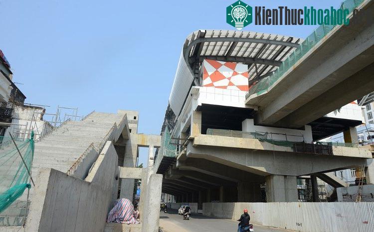 Cầu dẫn bộ cho hành khách đã thi công xong phần thô, chờ kết nối với nhà ga.