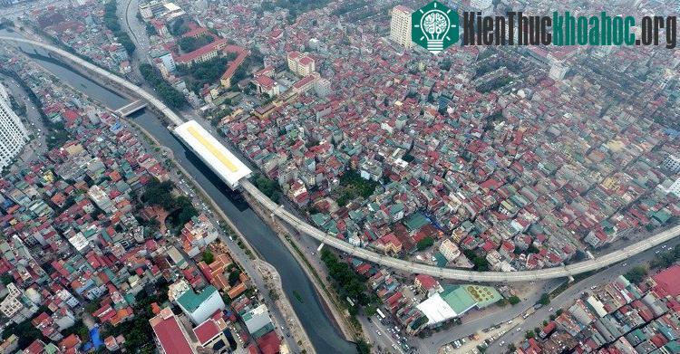 Ra khỏi ga Thái Hà, tàu chạy thẳng dọc phố Thái Thịnh 2, rẽ trái một cung lớn qua đường Láng để vào ga Láng.