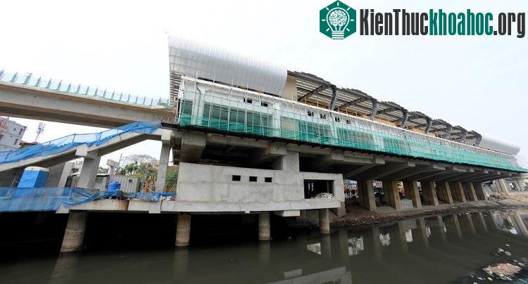 Ga Láng có vị trí đặc biệt khi nằm trên các cột trụ được xây giữa lòng sông Tô Lịch và nền đường Láng.