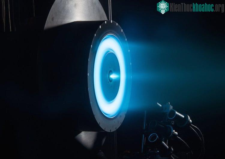Động cơ ion trong quá trình thử nghiệm. (Ảnh: NASA).