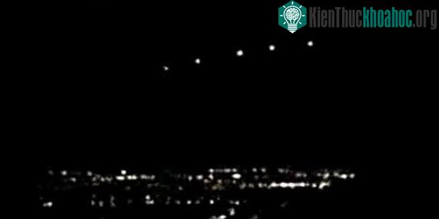 Vật thể khổng lồ và chùm sáng xuất hiện trên trời đêm bang Arizona cách đây 20 năm vẫn chưa có lời giải hợp lý.