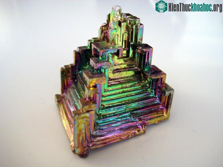 Bismuth (Bi) là một nguyên tố rất đặc biệt.