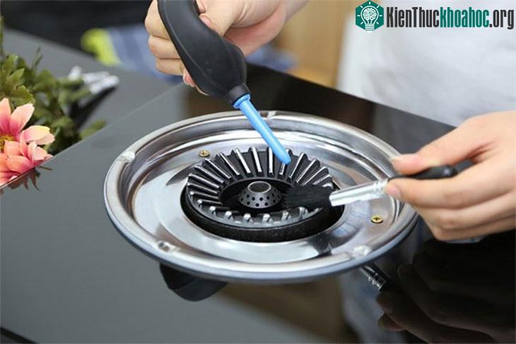 Cần vệ sinh bếp gas của mình thường xuyên sau mỗi lần nấu và định kì mỗi tháng.